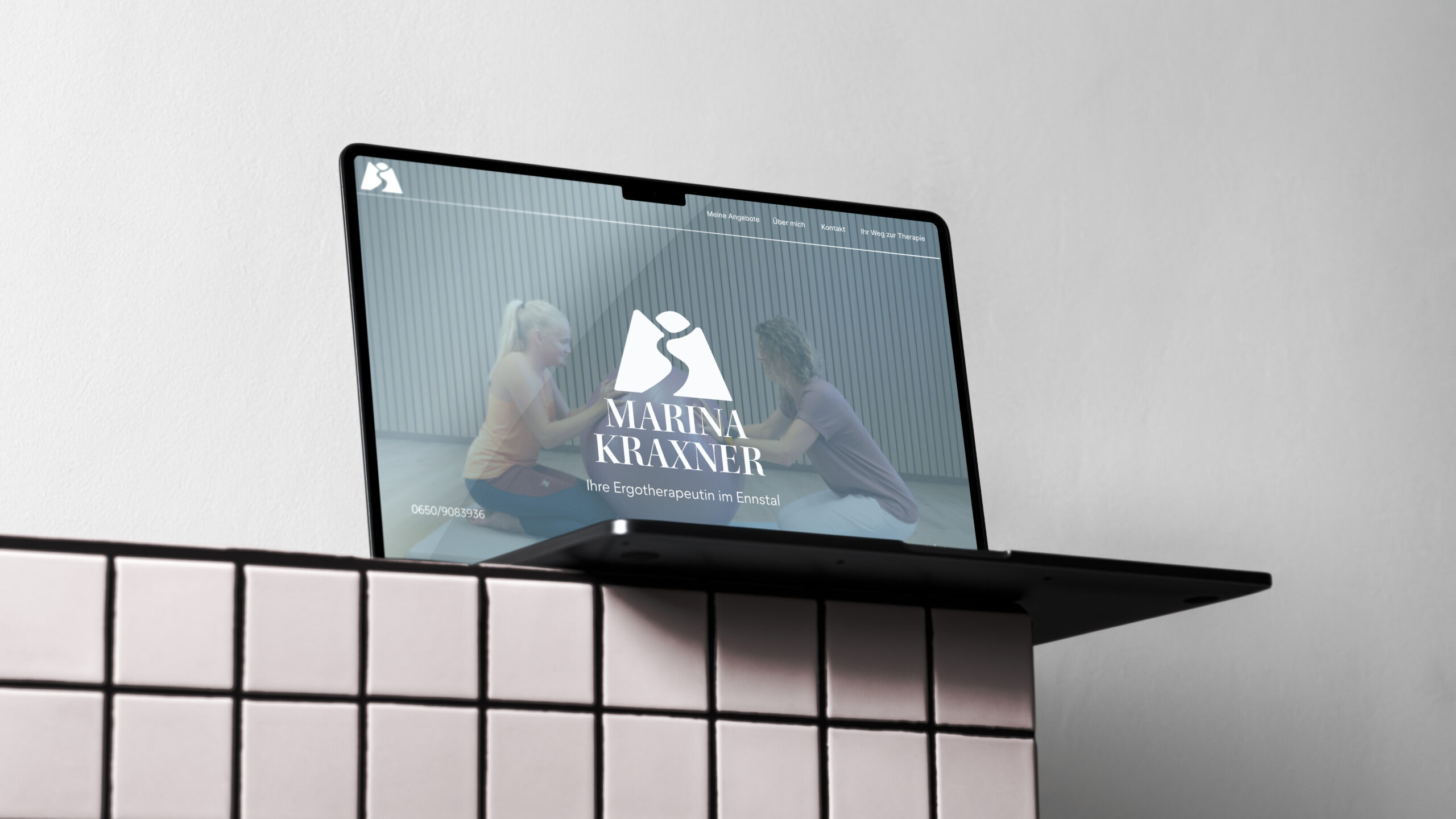 Macbook-Pro-Showcase-Scene-Free-psd-Mockup